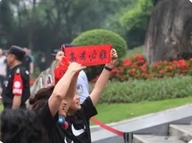 “日月不失其体，故蔽而复明；江汉不失其源，故穷而复通。”

网友：今年高考作文题