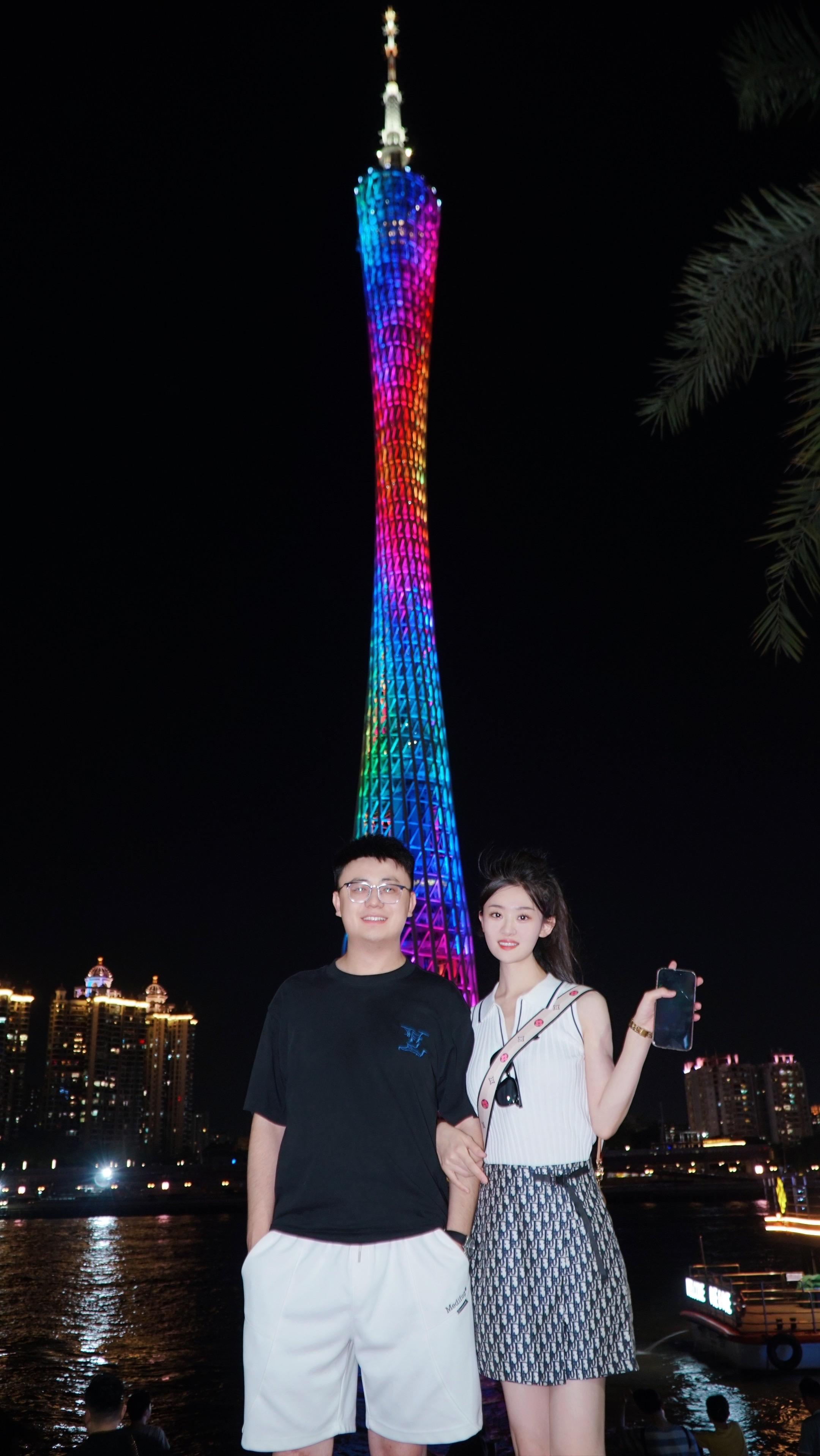 周五下班后媳妇陪我直奔机场赶赴广州，机舱外是盛夏的高温与倾盆大雨，机舱...