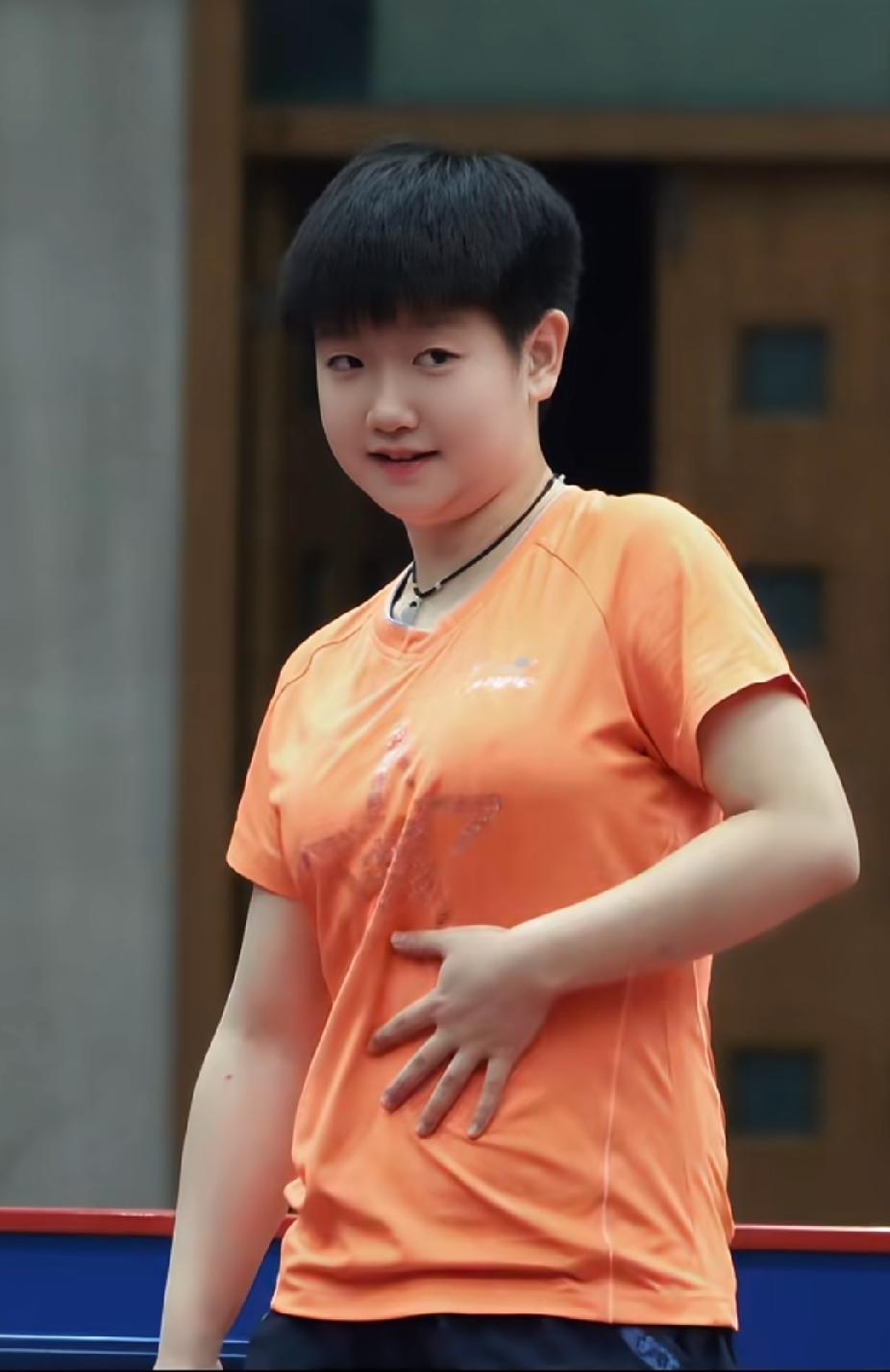 谁懂啊！孙颖莎的训练日常，每一帧都像在发光✨
 
训练间隙的她，带着点刚运动完的