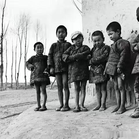 新华社记者黎枫摄于1958年冬天，地点是甘肃省武威县（现武威市凉州区）的农场。画