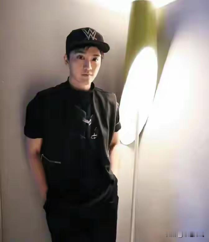 35岁歌手罗启聪
成功的把一手好牌打的稀巴烂
他曾于2018年参加选秀节目《全民