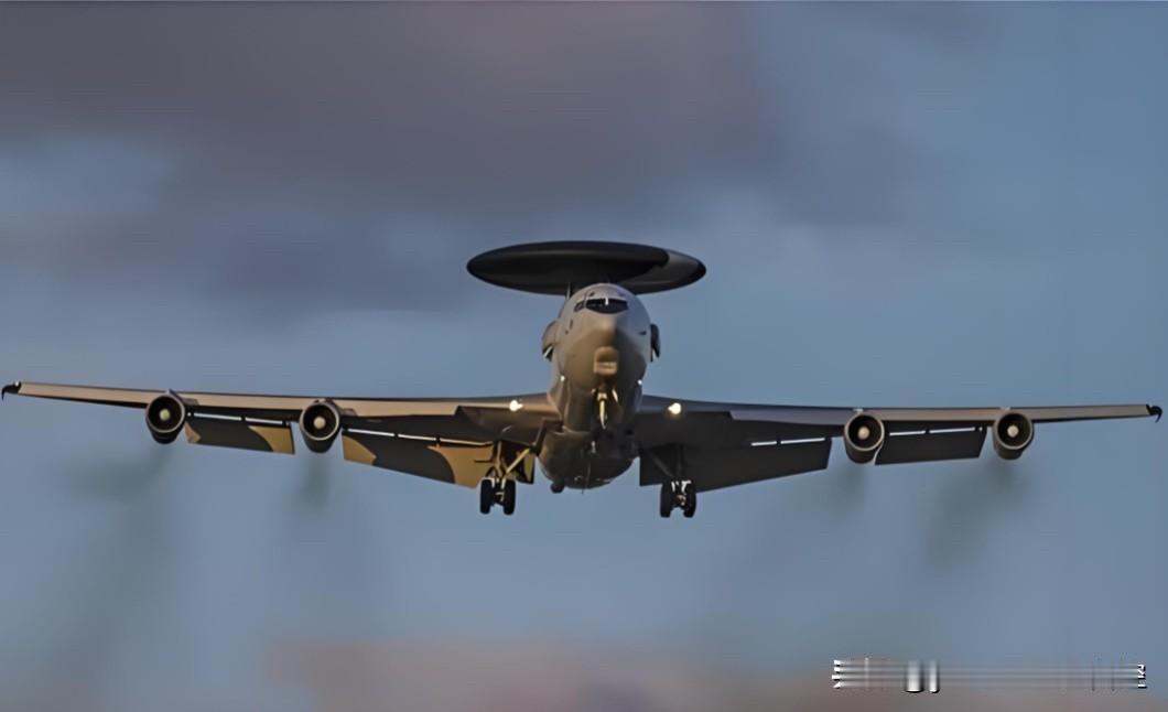 两架美军E-3B“哨兵”预警机正在跨越北大西洋海域，飞行目标地应该是中东地区，多