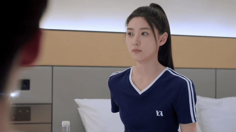 狙击蝴蝶程雅昭五官跟三观一样正程雅昭的颜值简直绝绝子，高马尾造型青春气息满满。在