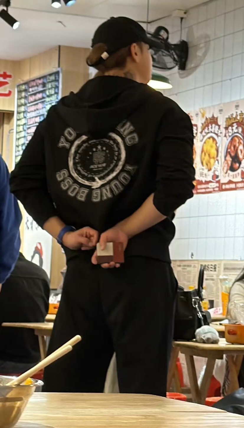 偶遇黄子韬徐艺洋吃螺蛳粉黄子韬徐艺洋杭州打卡超火肥姨妈螺蛳粉，墙上炸蛋海报一眼认