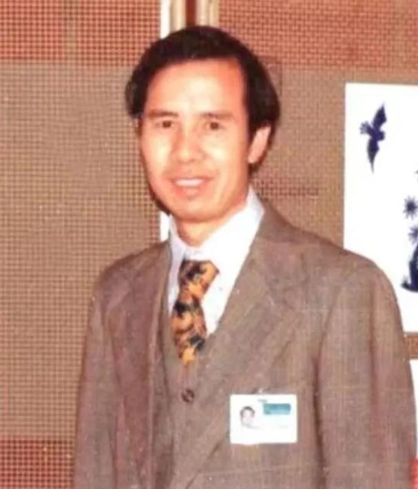 1985年11月，我国外交官何存峰乘坐美国客机飞往纽约，在飞行途中，何存峰去了一