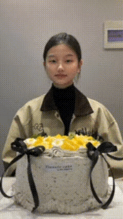 表妹孩子过生日就是这么拍的，太好玩了，超级有喜感～表妹自拍 来表妹家拜年 小姑娘