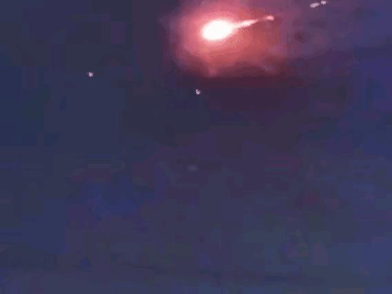 应急局回应山东现不明飞行物被击落，夜空中两光相撞爆裂瞬间曝光

2025年9月1