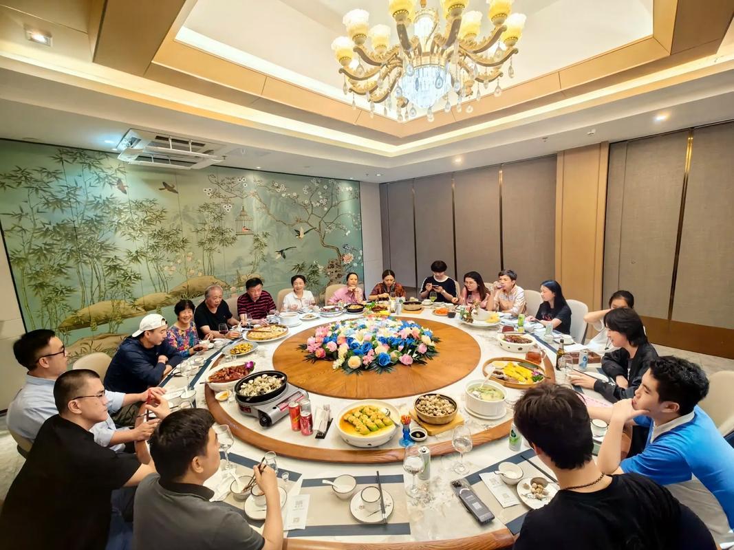 我更喜欢吃中餐。作为一名中国人，长期的饮食习惯和口味早已根深蒂固，胃更认中餐吧。