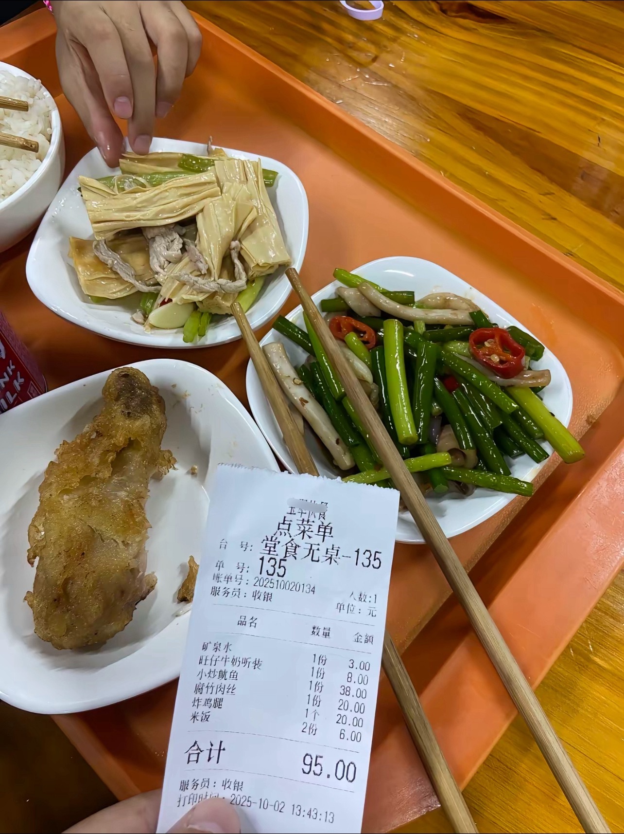 游客吐槽杭州快餐价格离谱……看了图片，确实很离谱，一个20块的炸鸡腿居然是这样的