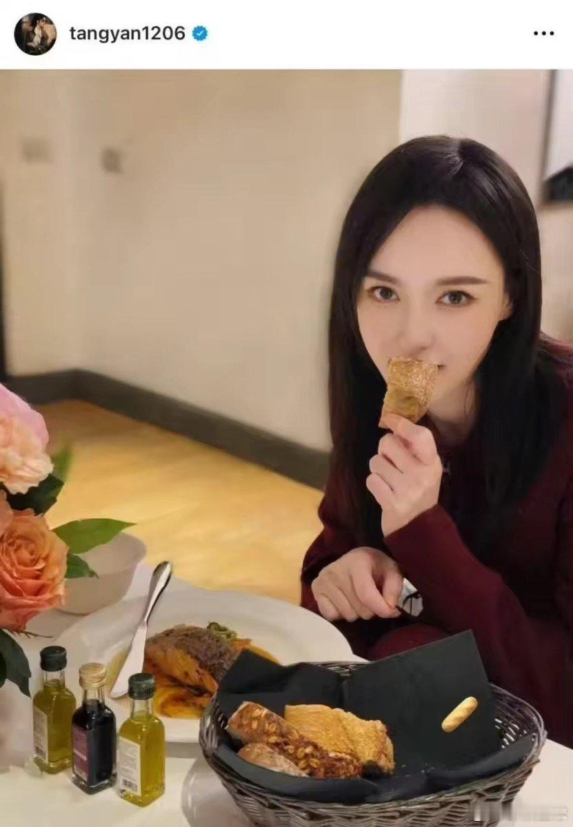 唐嫣你又开始自己画眉毛了吗 又美又憨又可爱，这就是画眉毛的唐嫣！ 