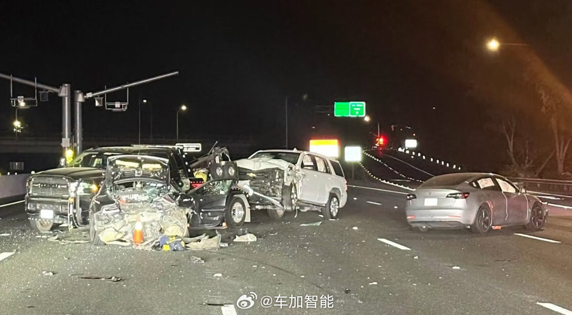 10月13日深夜，加州80号州际公路出了一起很典型的FSD事故：一名22岁司机开