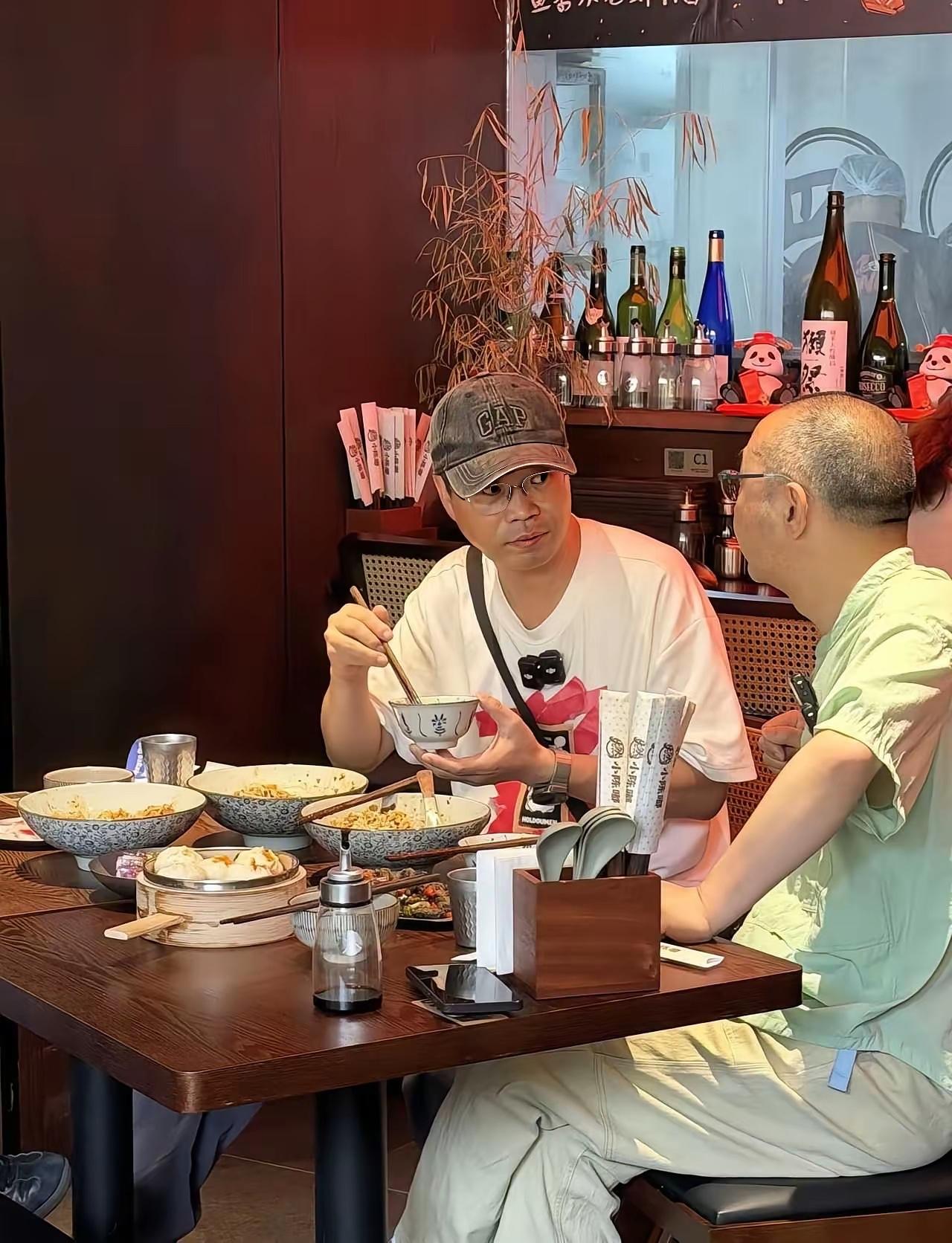 大家还记得戴着一顶帽子在吃面的这个男演员吗？他长得不是很帅，经常在影视剧里演配角