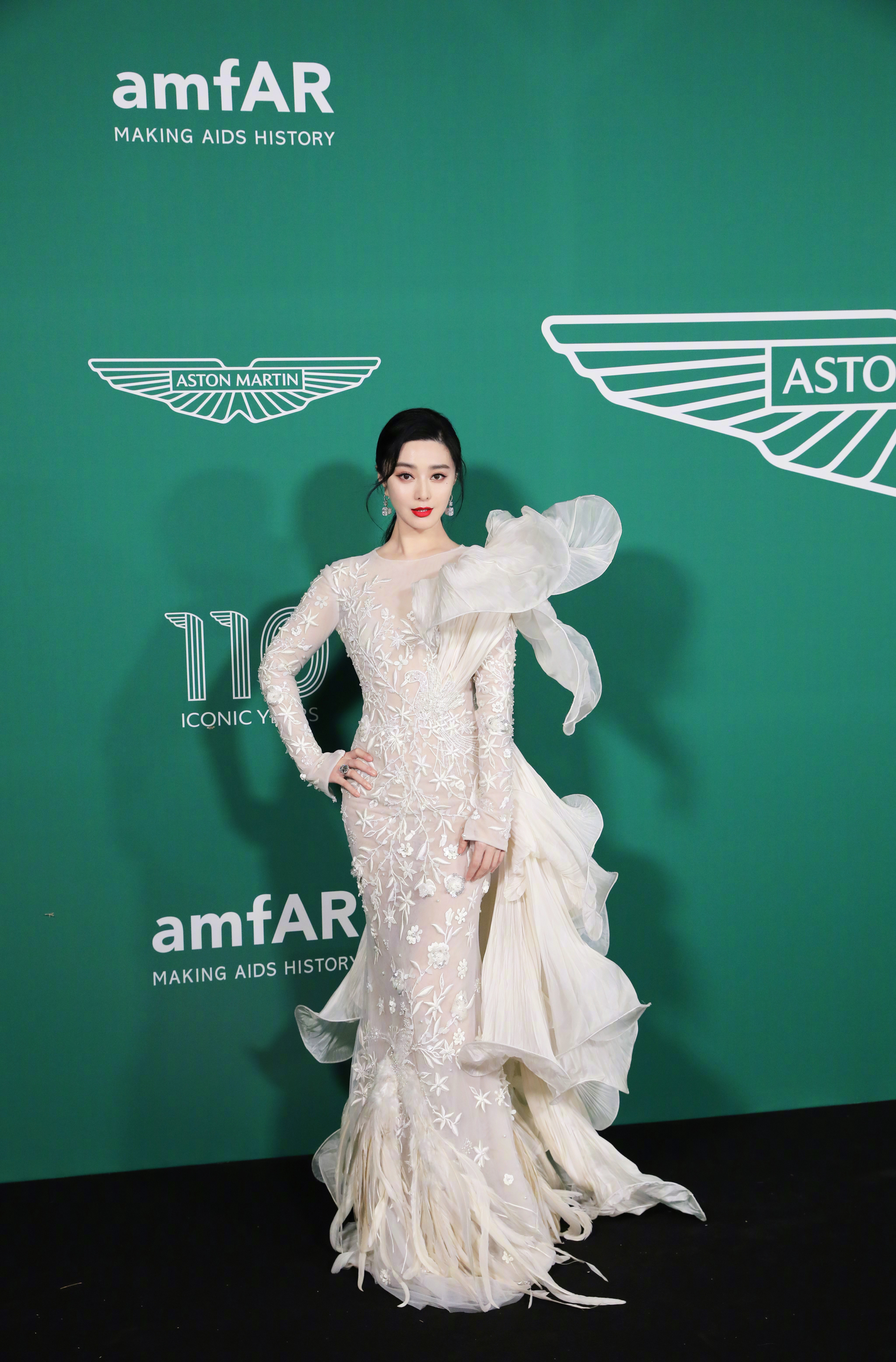  身穿Sara Mrad白色飘逸长裙，出席Aston Martin amfAR 