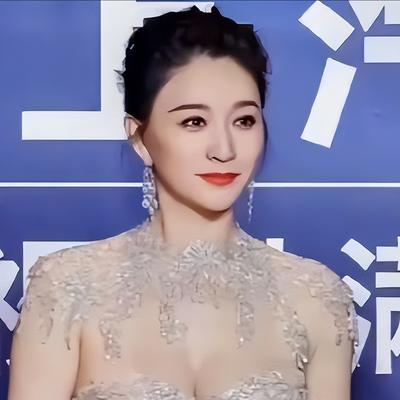 因爱生恨！2010年，李小冉的前男友孙东海为报复李小冉，先是手持疑似艾滋病毒的针