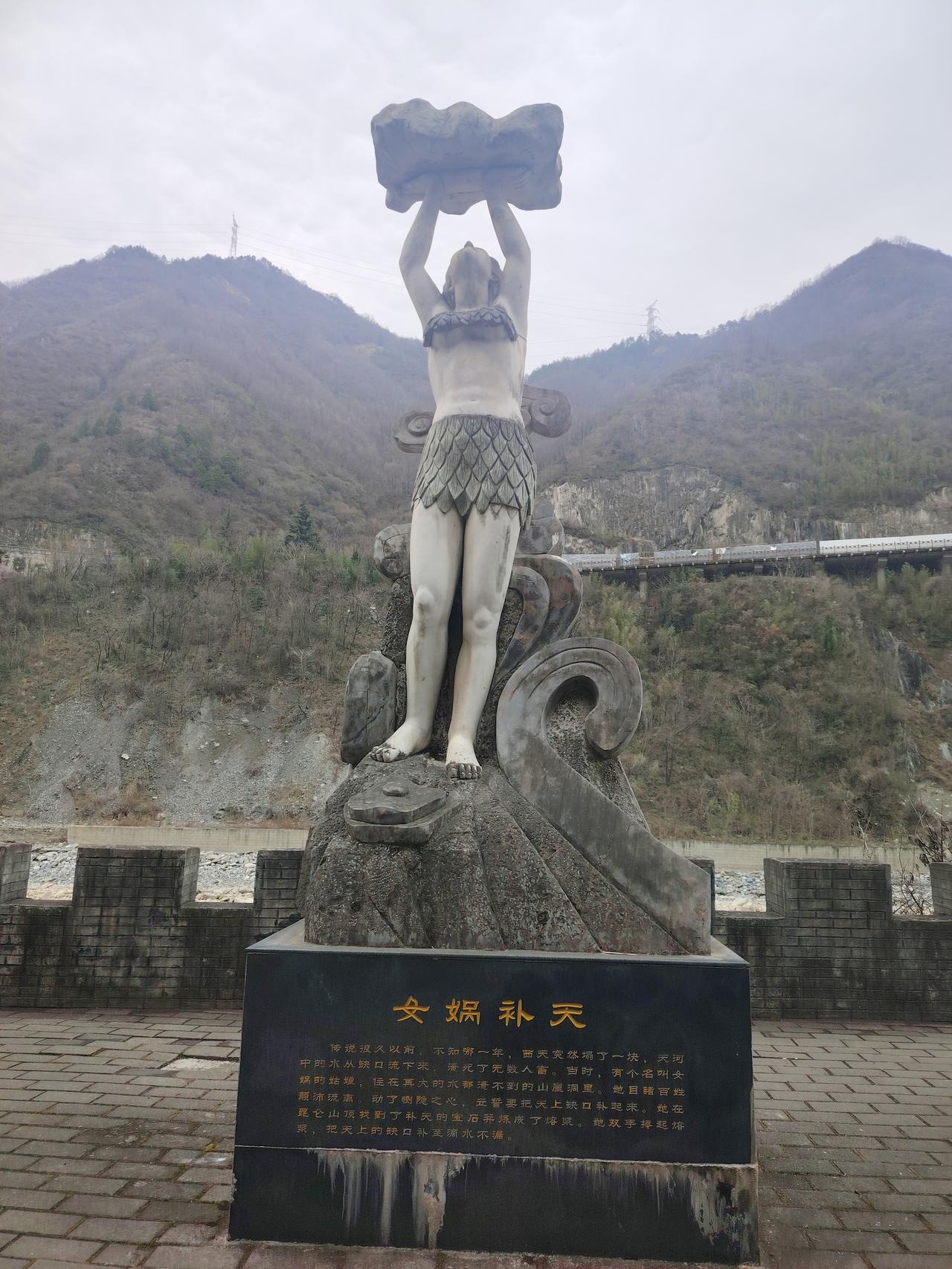 远古苍穹骤然崩塌，烈火燎原，洪水滔天，人类在绝望中哀嚎。就在这末世般的景象中，女