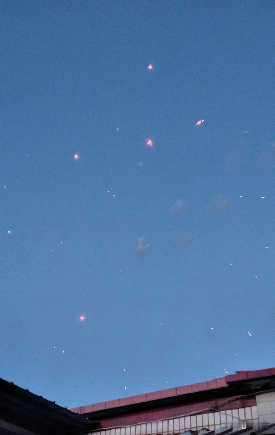 春节返程行囊里装满了父母的爱。
当我刷到一个视频，有人把父母给的东西全丢到服务区