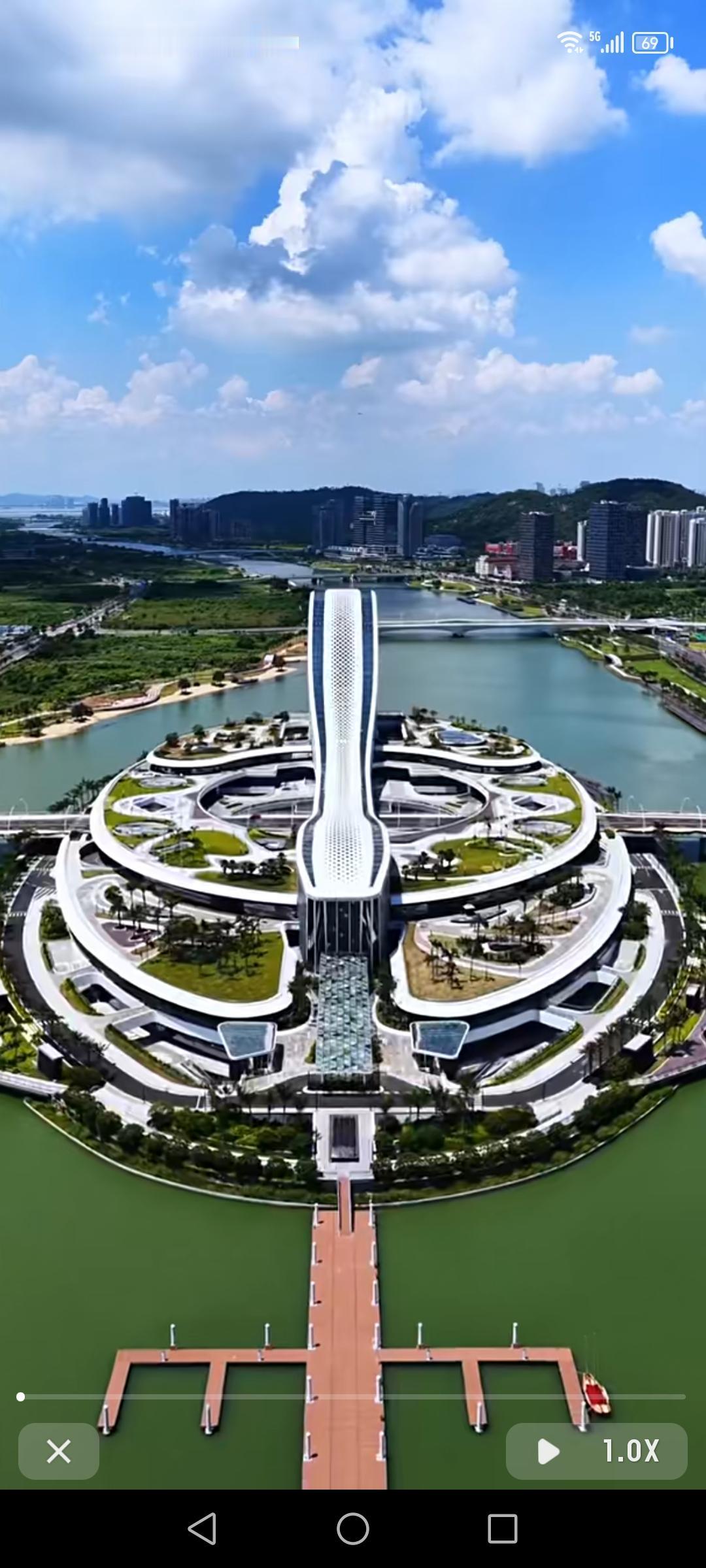 横琴天沐琴台不愧是珠海新地标，真的太震撼了！它的外观设计独特，就像一把巨大的竖琴