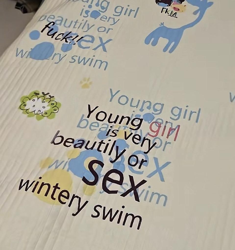 最近有位家长遇到件闹心事——给孩子用的婴儿被褥，拆开才发现上面印着不雅英文单词！