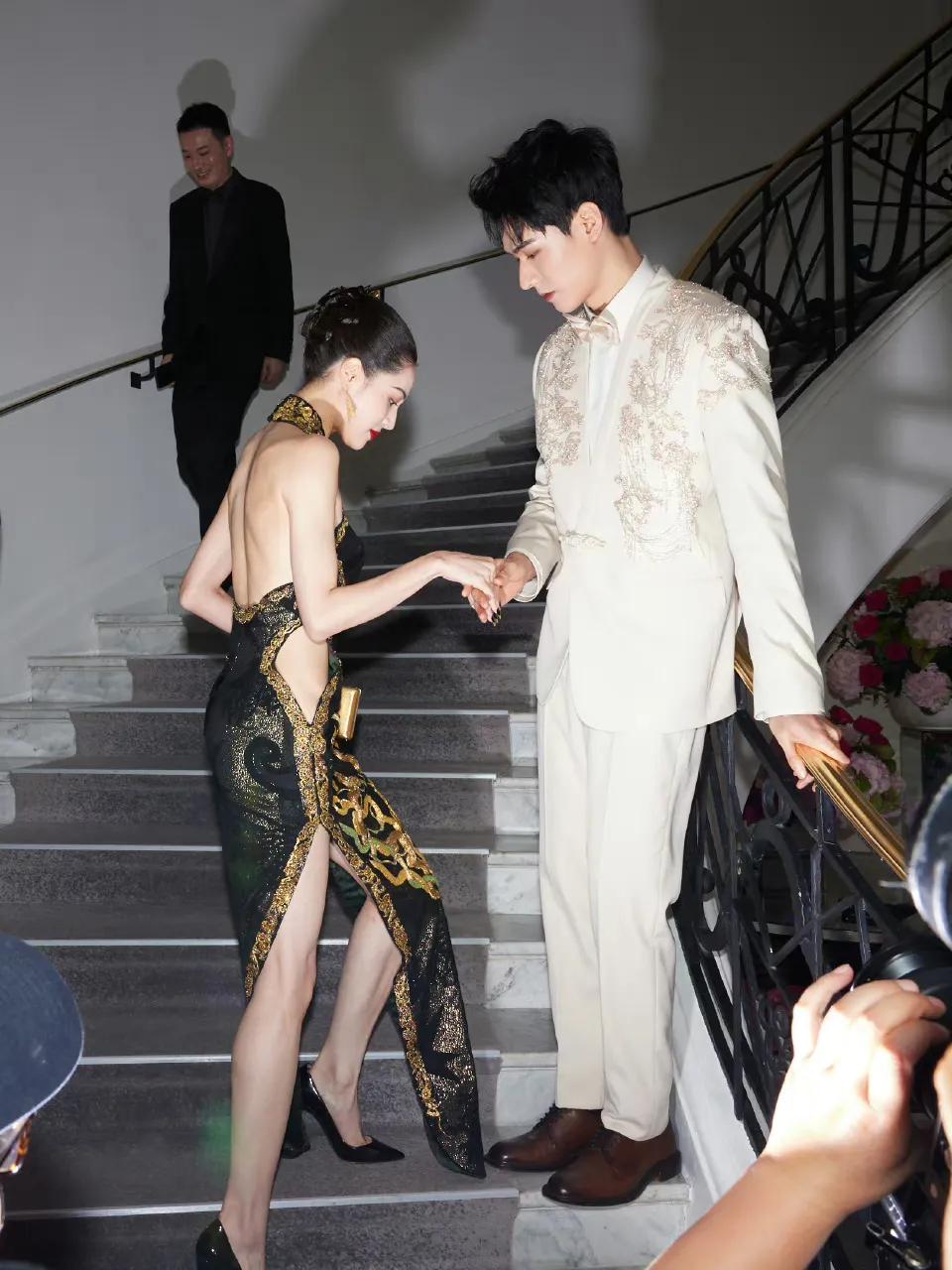 钟楚曦龚俊同框，而这一次钟楚曦身穿带黑金旗袍亮相戛纳电影节红毯上，尽显东方美女魅