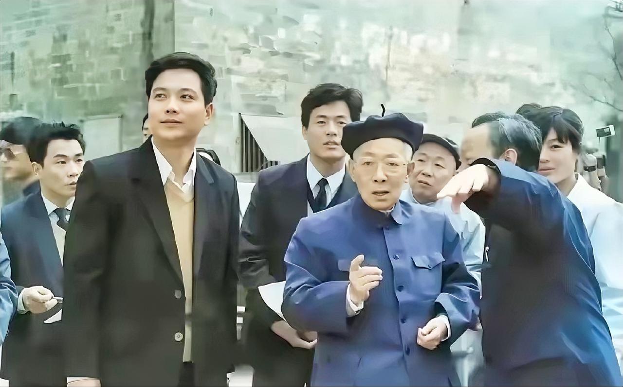1990年，中陈丕显视察赣州，由时任赣州行署专员张云川全程陪同。张云川生于194