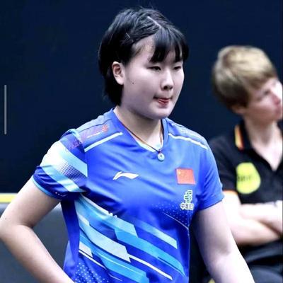 太让人心疼了！一个 15 岁的小姑娘，一个人在欧洲 8 天连拿 3 个冠军，身边