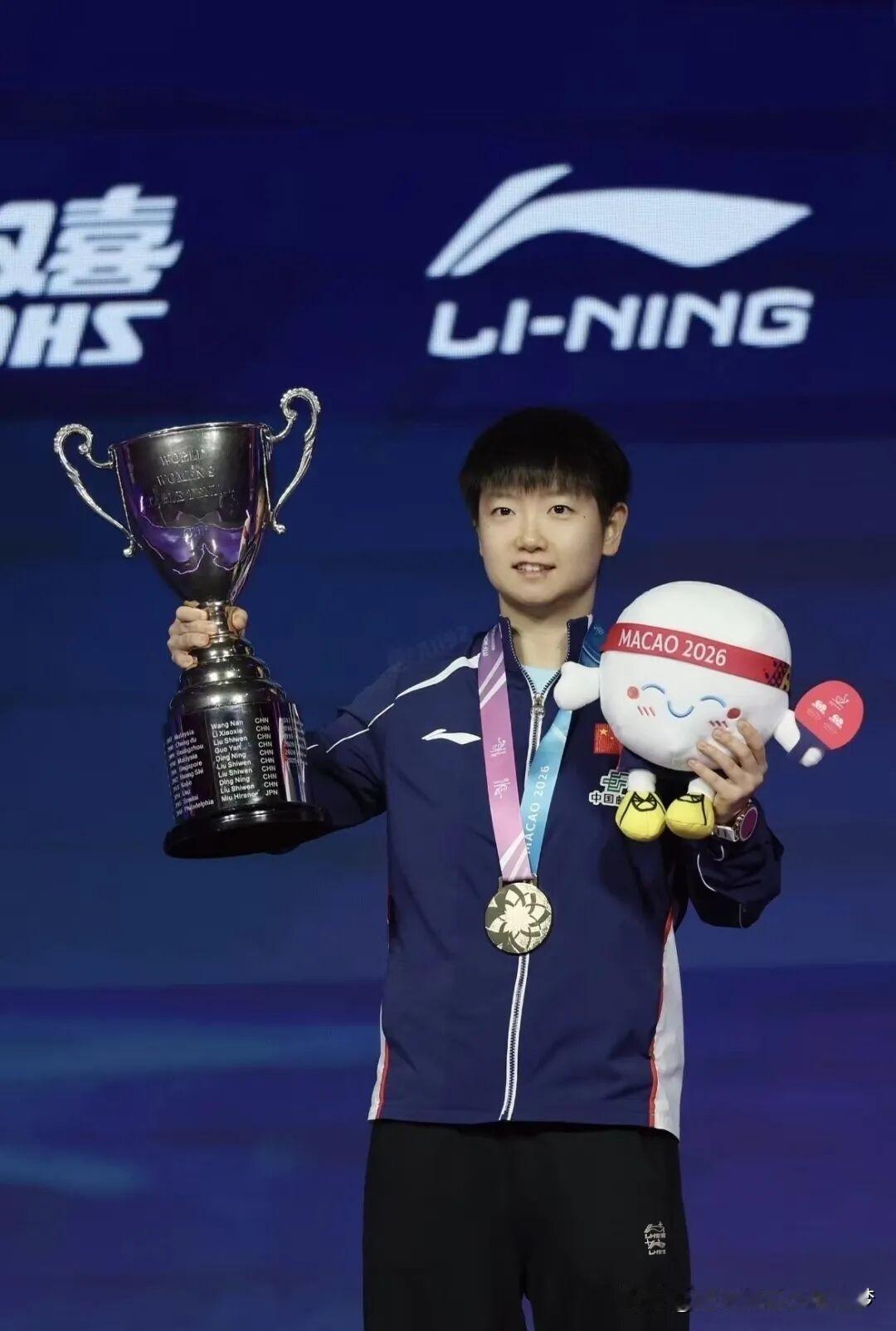 2022年，孙颖莎正式登顶世界第一，并长期稳居榜首，成为乒坛史上极具统治力的00