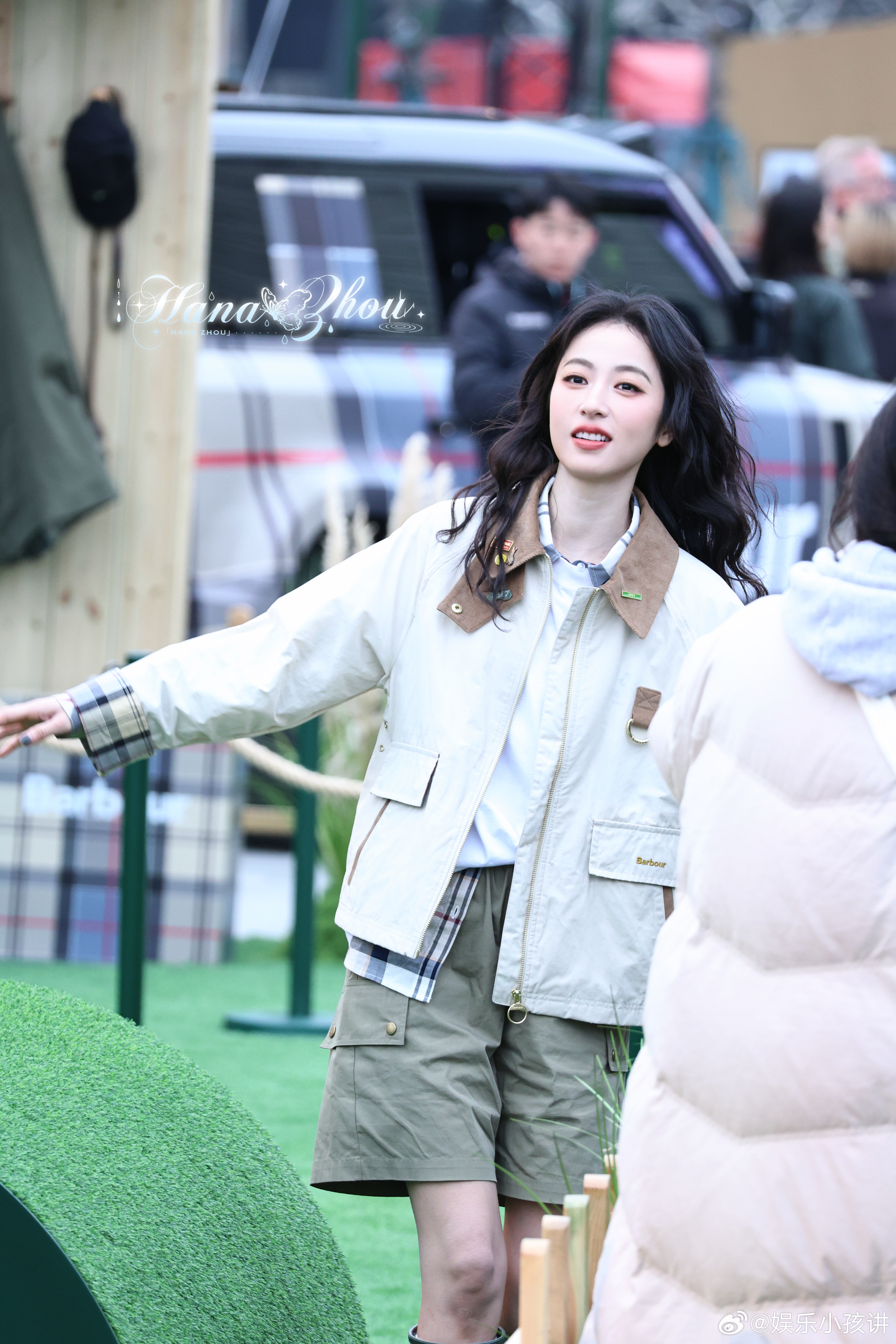 想魂穿周雨彤手里牵着的那只小狗被周雨彤的英伦风硬控了 姐姐给小狗戴了同款英伦风项