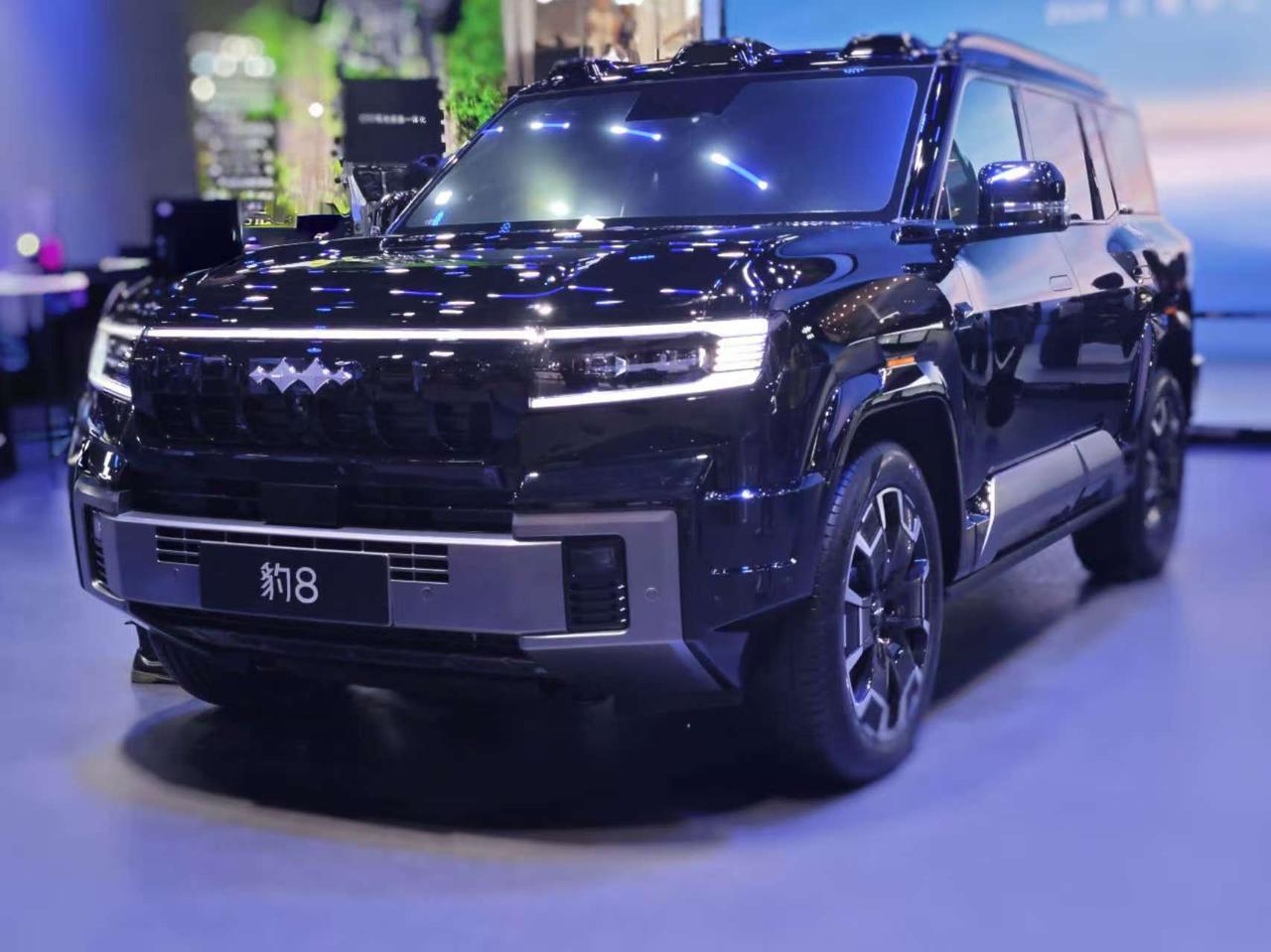 方程豹品牌旗下超级混动智能硬派SUV豹8亮相2024成都国际车展。
 
新车定位