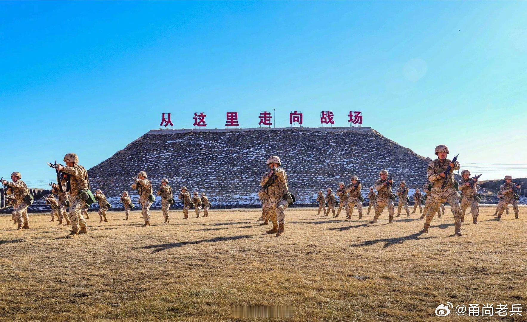 边关月  【强军早报 】军事早知道1、前不久，陆军某团开展实弹射击考核。2、冬日