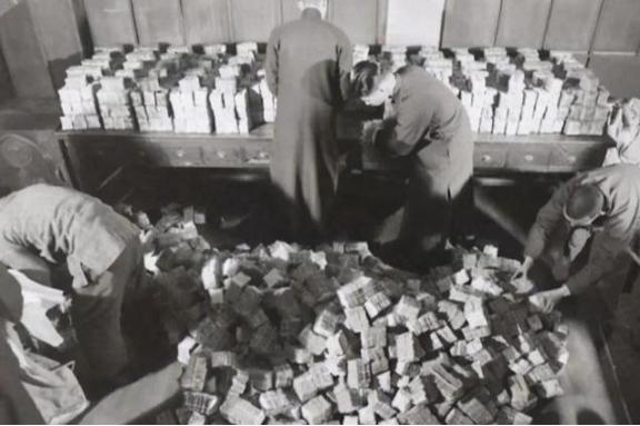 1949年，老蒋带着400万两黄金来到了台湾，400万两也就是125吨，现在按每