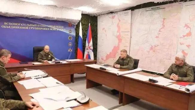 乌无人机铺天盖地袭击莫斯科，普京一身军装定调，下令军方拿出大规模打击方案！

据
