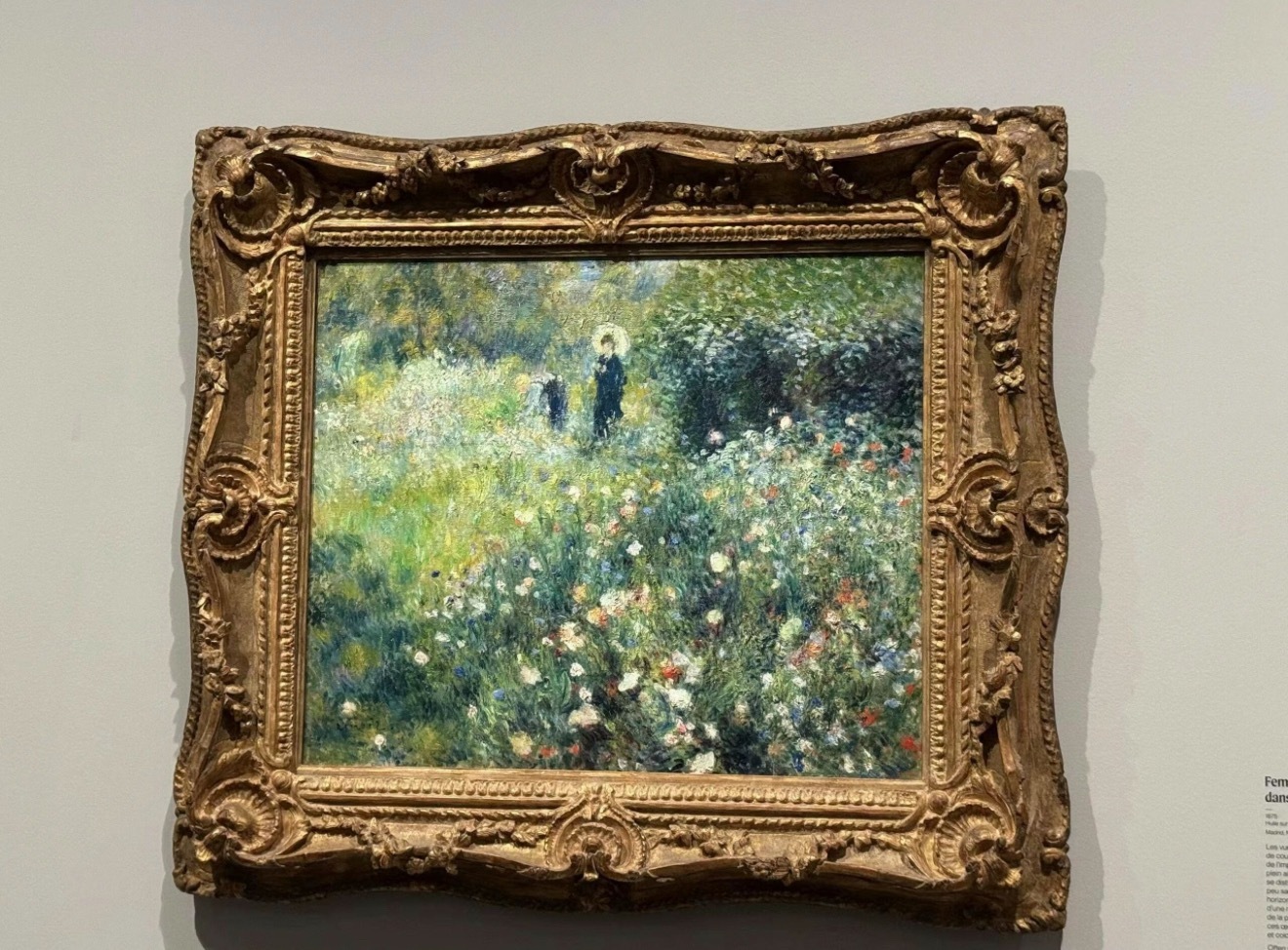 雷诺阿《花园里撑阳伞的女子》笔触细碎跳动，光好像正在画布上面摇晃。 