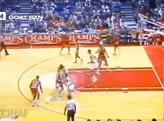 乔丹跟詹姆斯控球技术对比！
不比不知道，一比吓一跳。
一个随心所欲
一个眼花缭乱