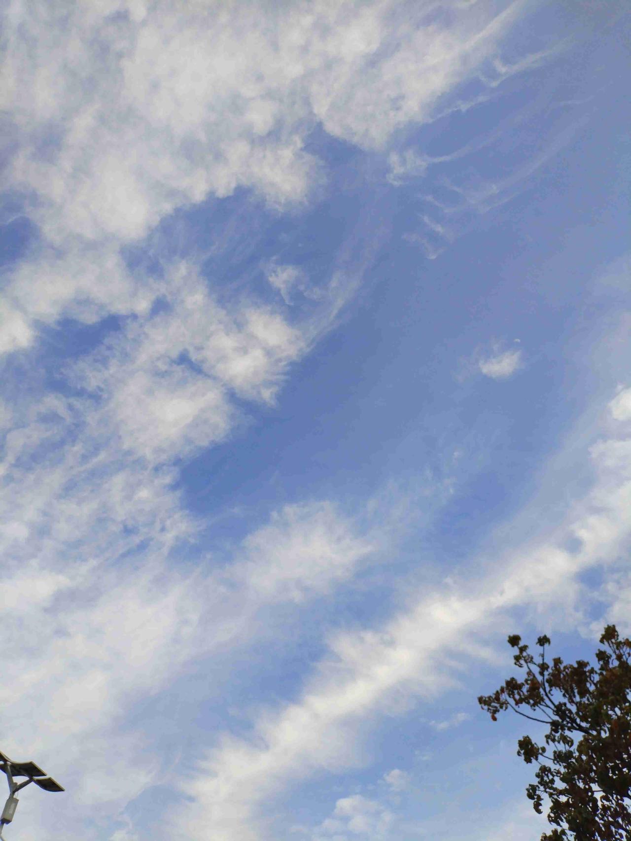 带定位晒今日生活 
我今日的状态：🏝️旅行度假
我这儿的天气：☀️晴天，轻云淡