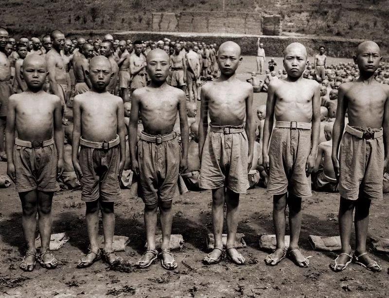 1944年，中国远征军出发前，几个娃娃兵列队留下了这张合影。

镜头中的他们，光