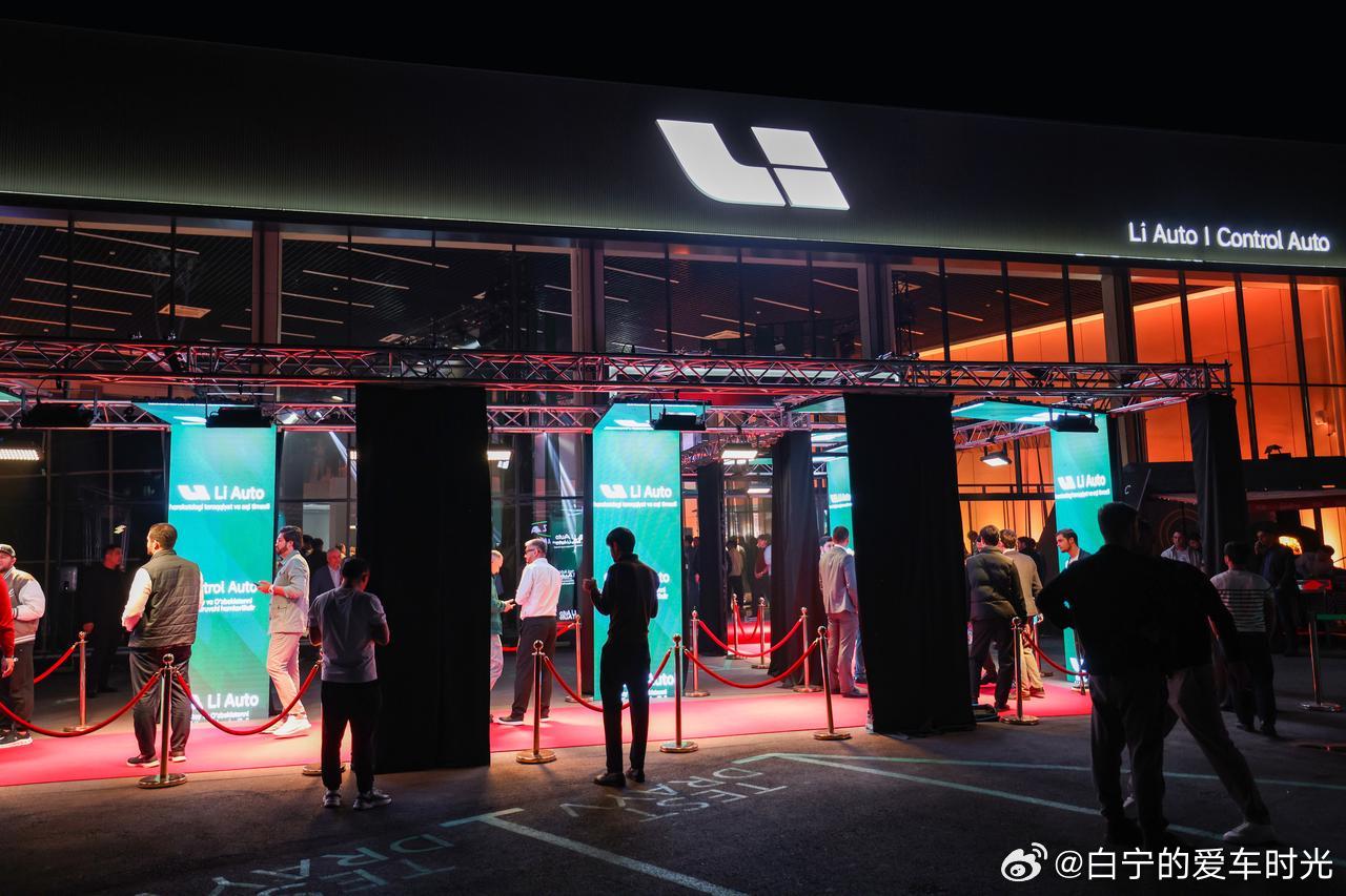 理想汽车首个海外零售中心在乌兹别克斯坦开业，面向当地市场主要销售三款增程电动产品