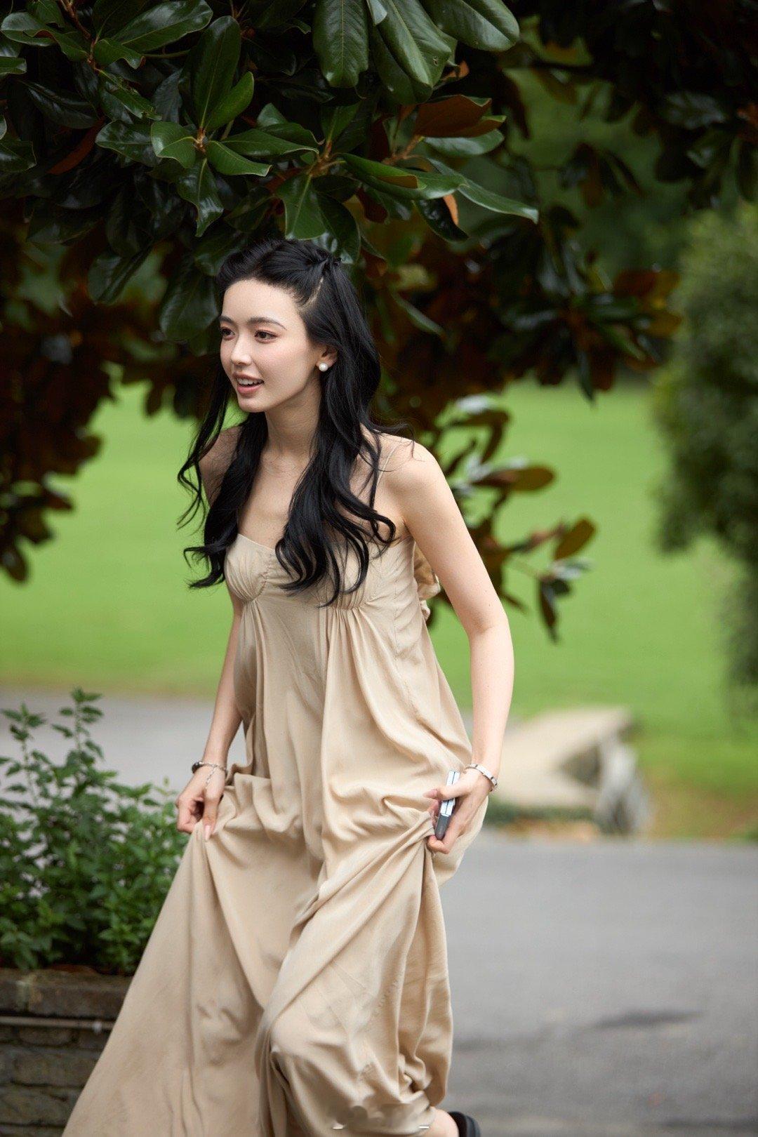 谁在说我发际线是方的试试看呢（开玩笑 哈哈哈哈 其实是那天发际线粉涂多了）ps：