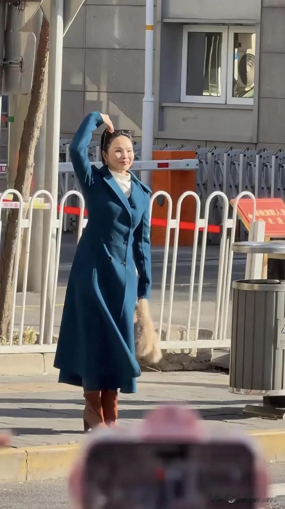 这是伊能静路人生图，分明就是六十岁大妈，保养再好还是老了。

你看她这一身搭配，