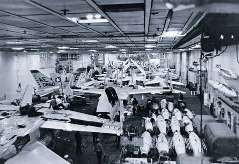 1964年9月15日时的企业号航母机库照片，看见民团团员，十字军战士和天鹰挤成一