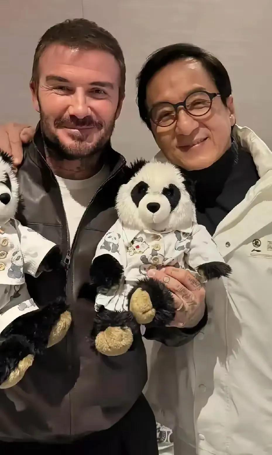 在成龙大哥面前，贝克汉姆也变成了小迷弟！论全球影响力，还得是大哥！