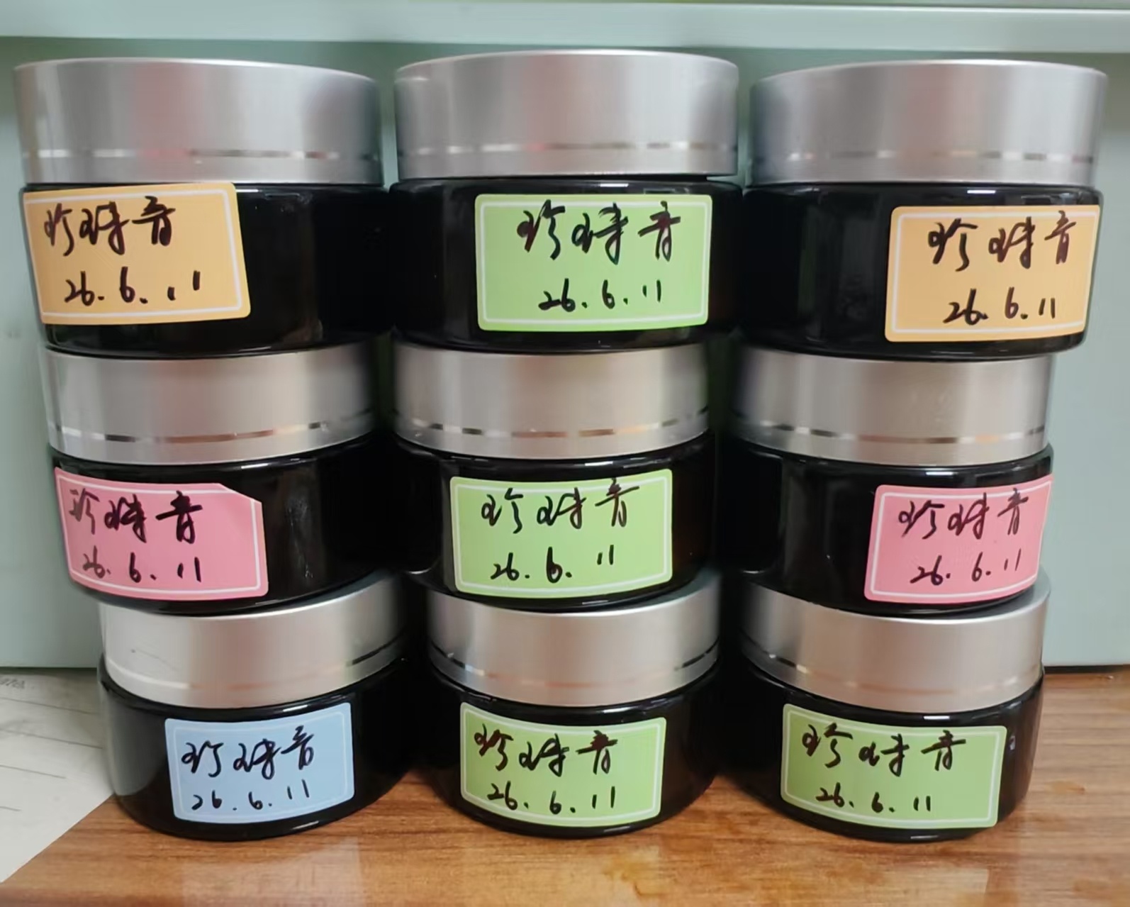 三白养肤膏，去黄提亮肤色，祛斑也明显。 