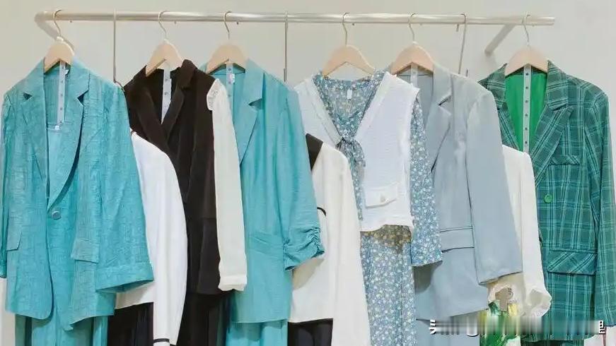 直播间“大牌尾货”竟是旧衣翻新，公益外衣下的灰色产业链

近日，不少消费者反映，