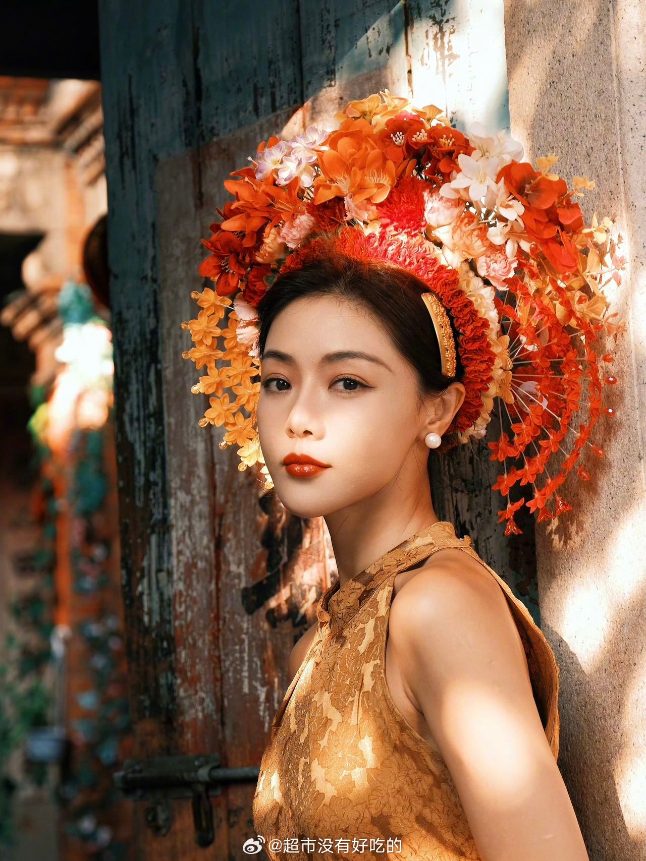 邓家佳金旗袍簪花图 邓家佳簪花也挺美的！看她之前发的旅行随拍，状态真的很不错啊，