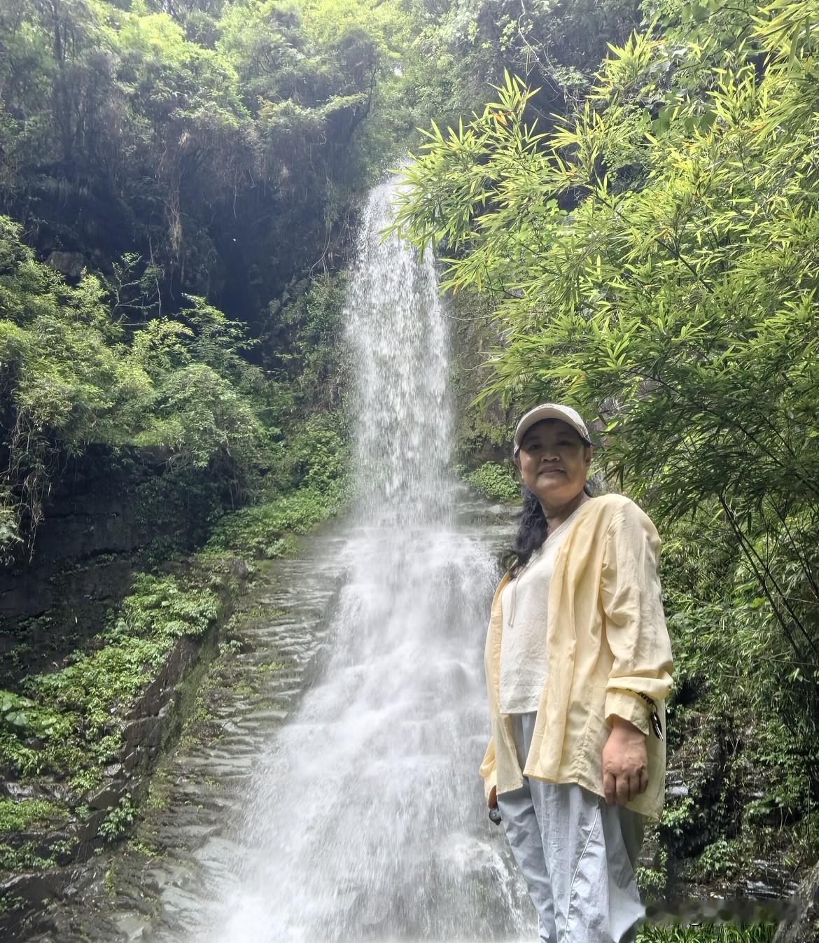 不知是从哪一天开始，我开始厌倦了都市的繁华和人声鼎沸，我甚至开始讨厌人从众了。