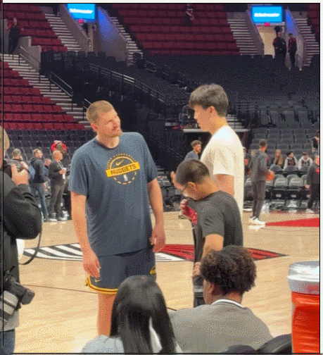 在今天开拓者主场迎战掘金的赛前，发生了非常温馨和谐的一幕。在比赛开始之前，开拓者