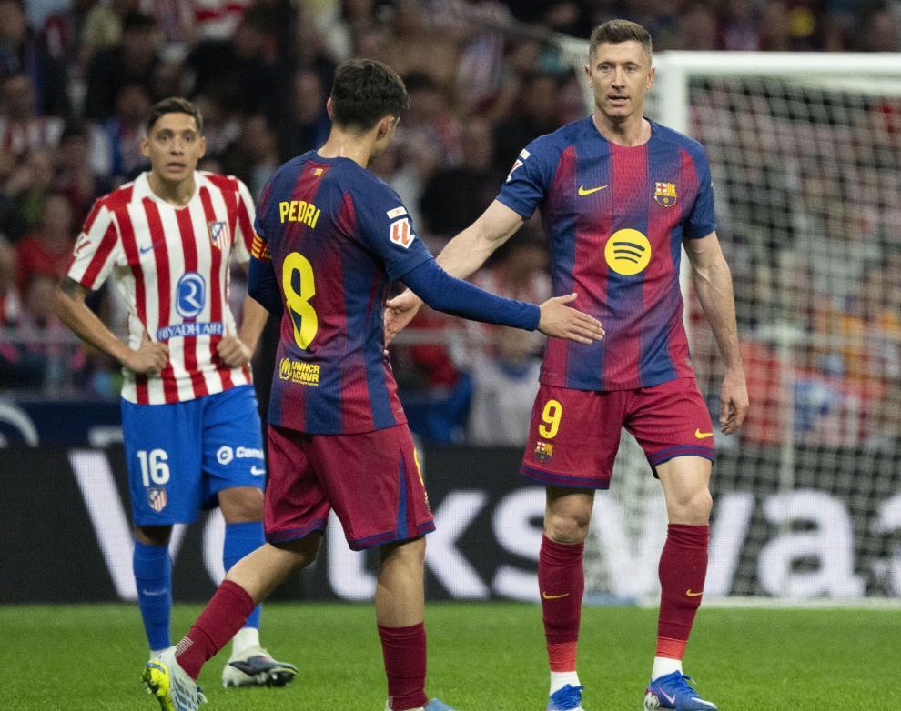 莱万夏天转投米兰？
根据外媒的最新消息，今夏莱万转投米兰大概率可能。本赛季米兰的