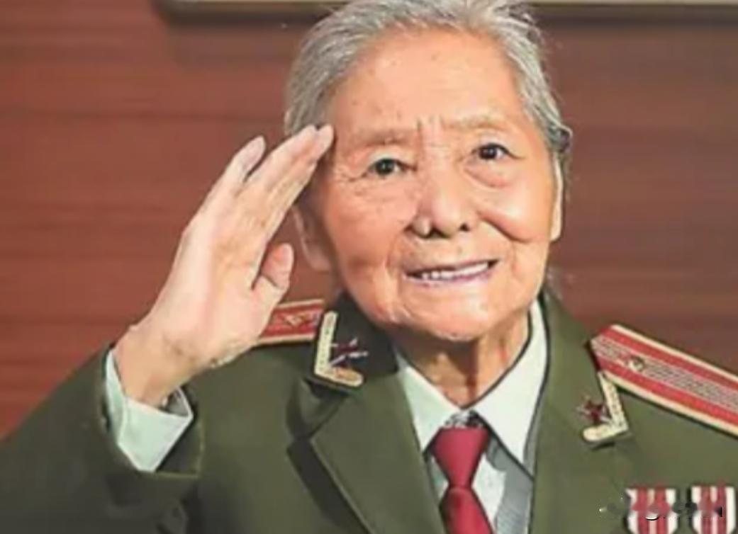 1979年，我国女翻译刘禄到美国访问，一美国男人不知为一直盯着她，几分钟后，男人