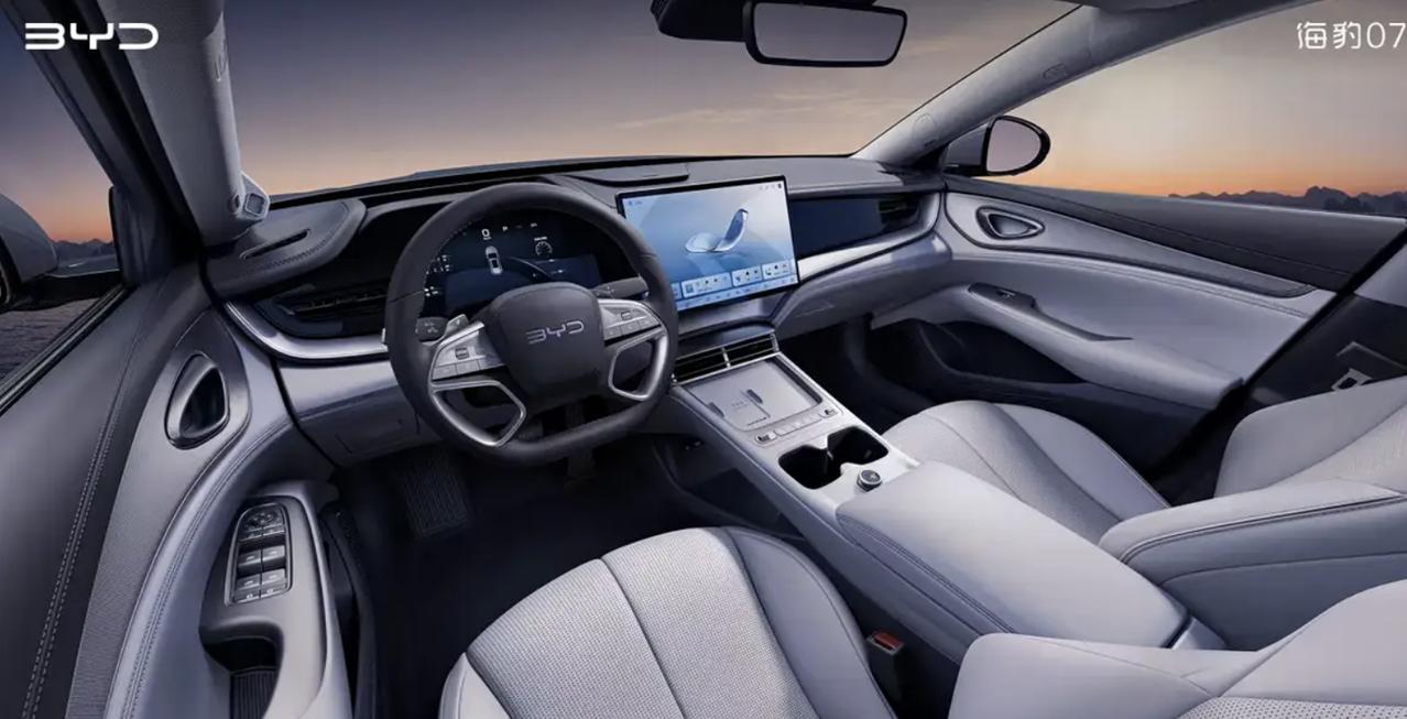 这个方向盘还能再丑点吗？
真的，比亚迪需要在内饰方面好好提速一把了。我本来兴冲冲