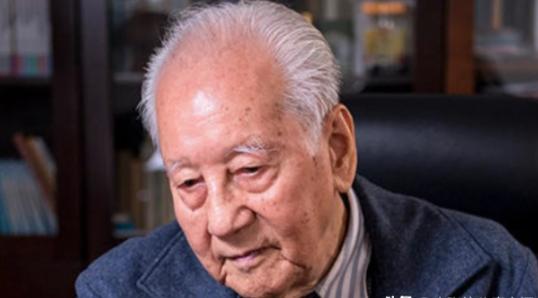 1988年，“中国核潜艇之父”黄旭华，在南海做深潜试验时，顺道回了趟家，探视自己