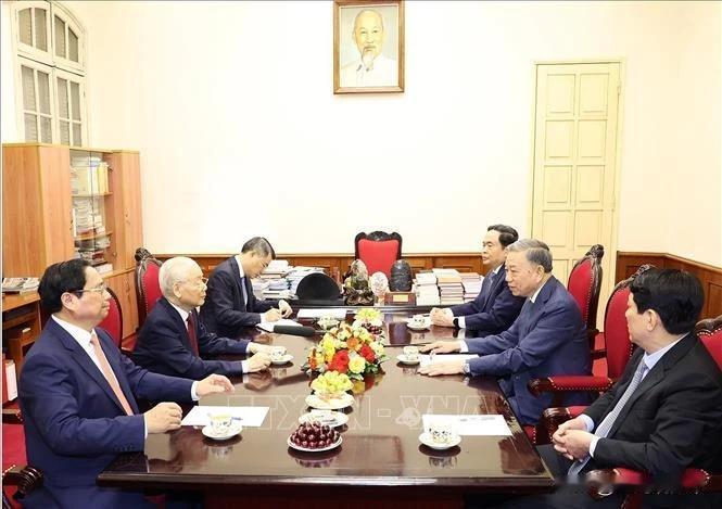 越南下马多名高官后，越共中央召开紧急会议，作出重要决定。

5月18日，越南在结